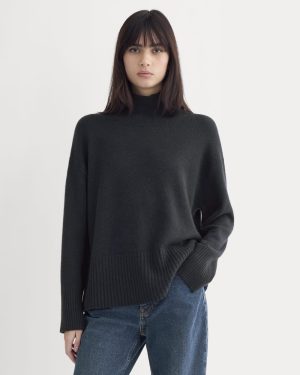 The Boxy Turtleneck in Cashmere | Navy